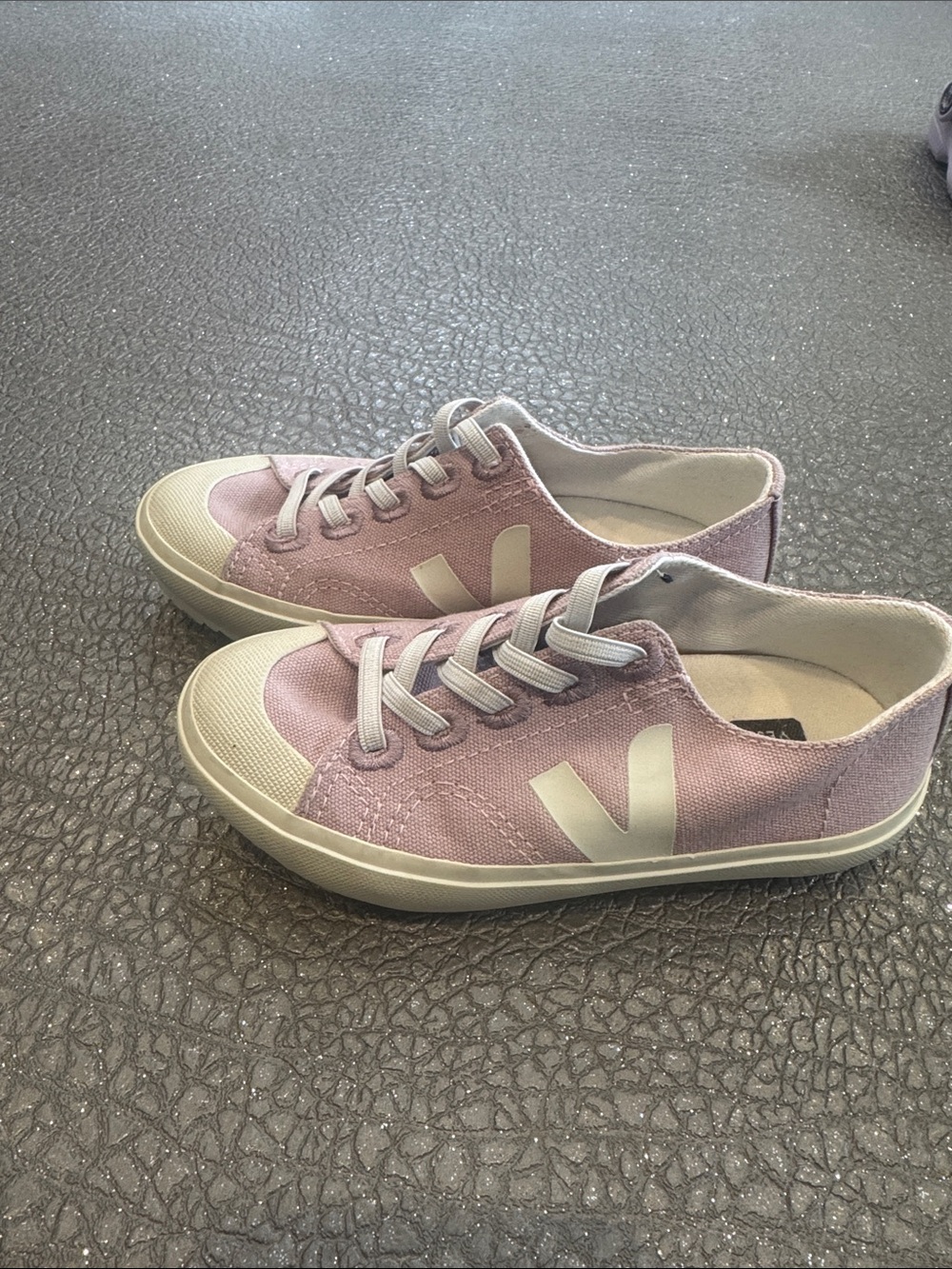 NWOT veja sneakers sz 1